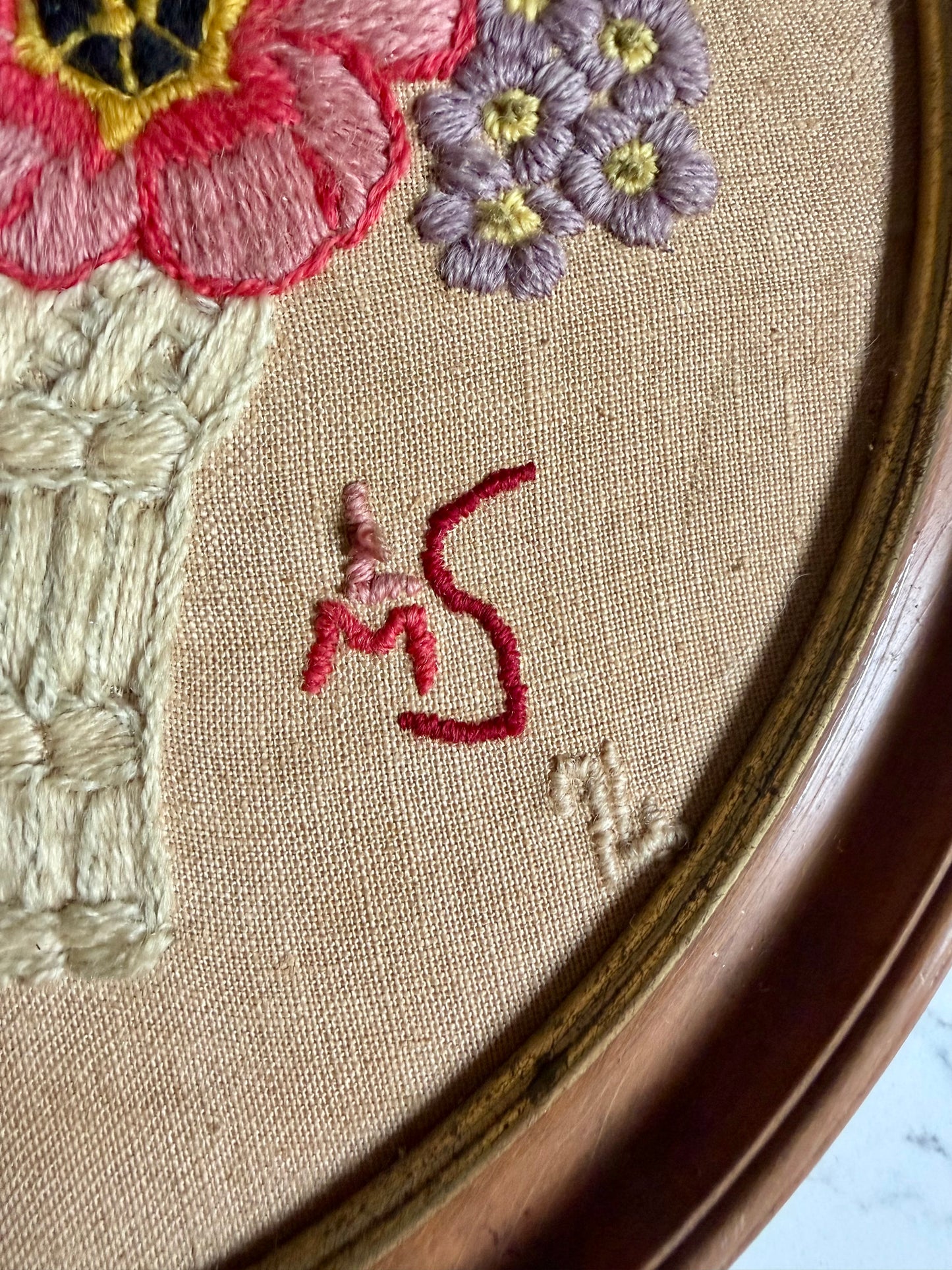 Round framed floral bouquet embroidery