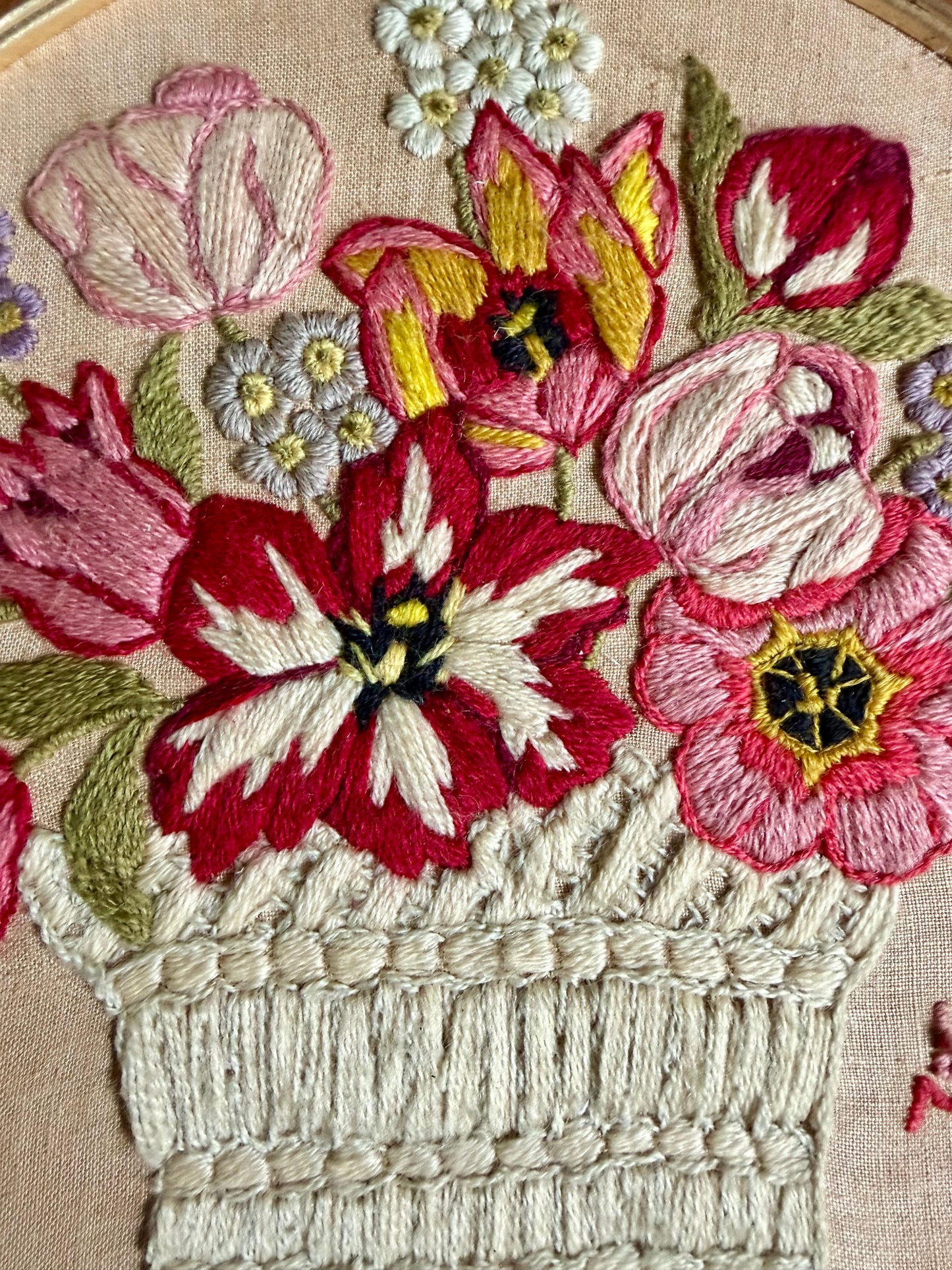 Round framed floral bouquet embroidery